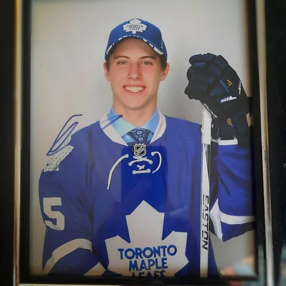 AUTOGRAPHED SPORTS - Picture 4 of 9